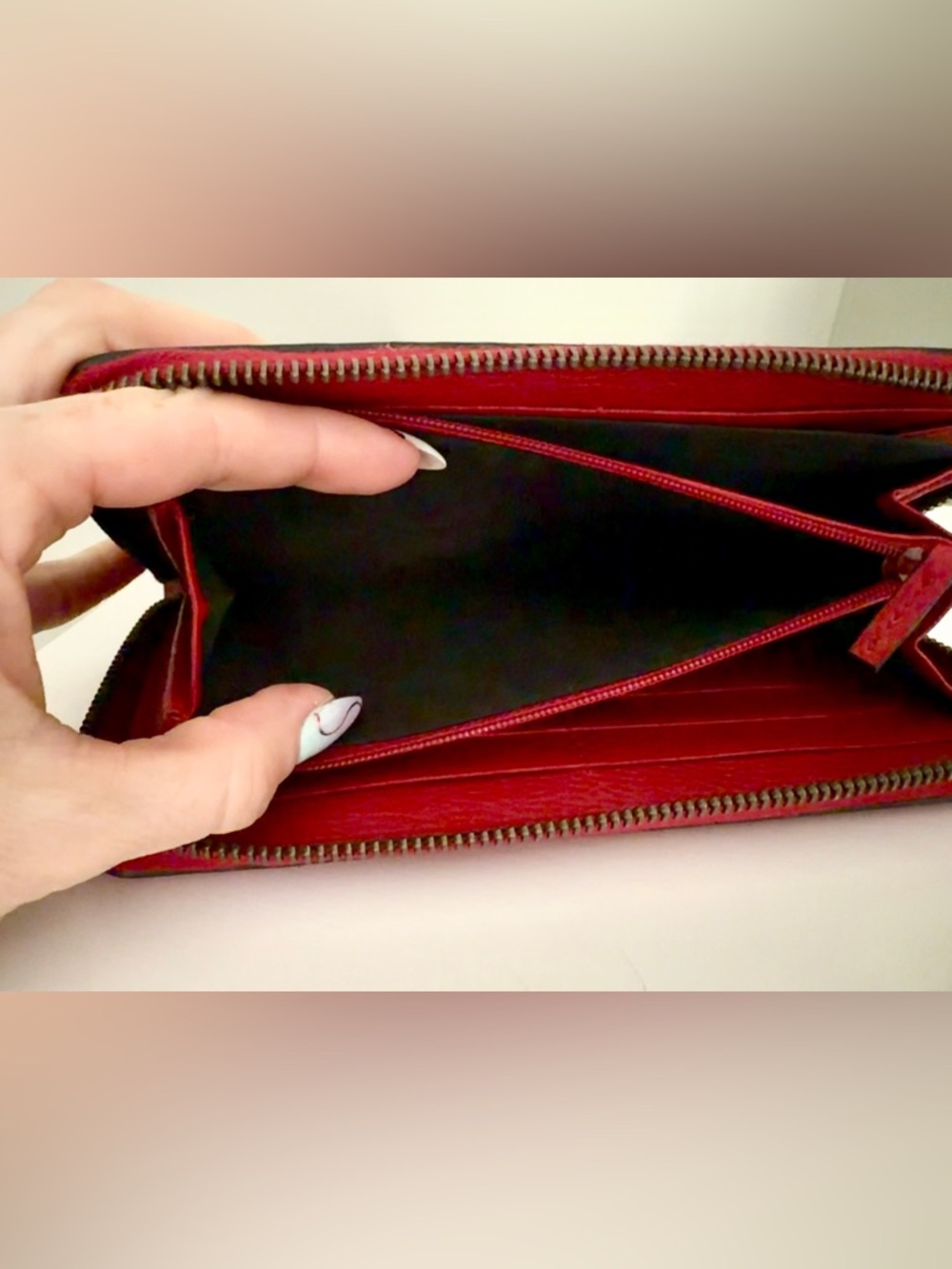 Authentic Gucci Red Leather Zip Wallet with Gold & Green Logo - Picture 9 of 13